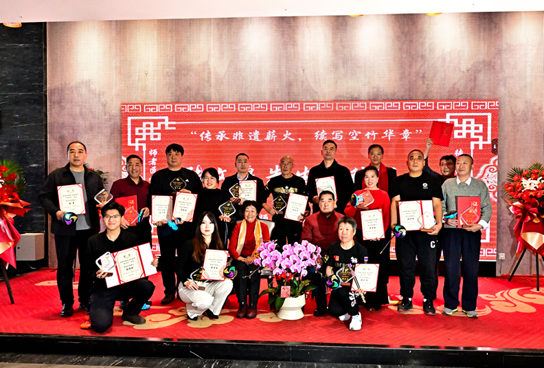 与徒弟合影-1.jpg 与徒弟合影-1.jpg