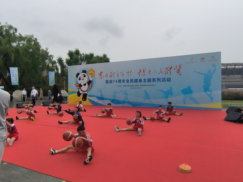 拍球-1.jpg 拍球-1.jpg