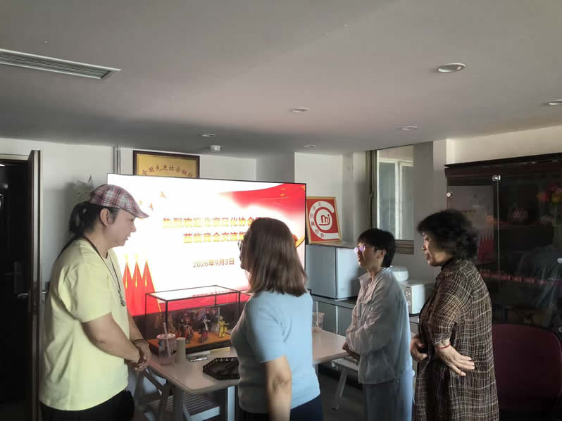 四人参观-2-1.jpg 四人参观-2-1.jpg