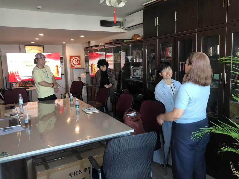 四人参观-1.jpg 四人参观-1.jpg