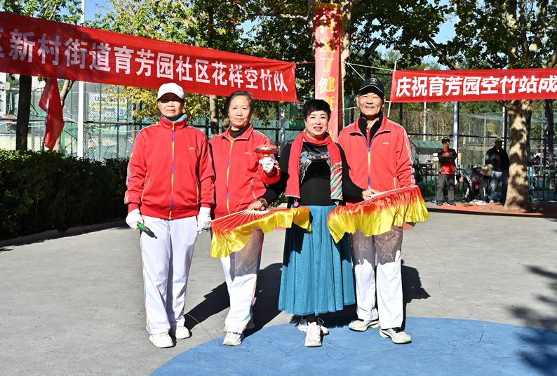 4人合影-1-1.jpg